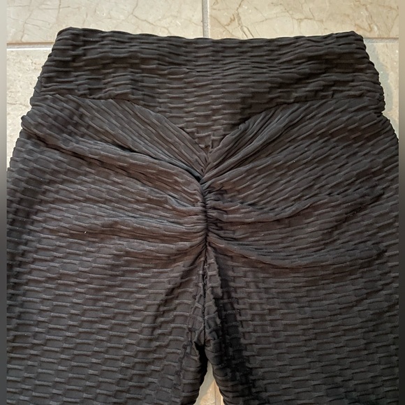 Black Textured Leggings with Scrunch Butt - Picture 9 of 10